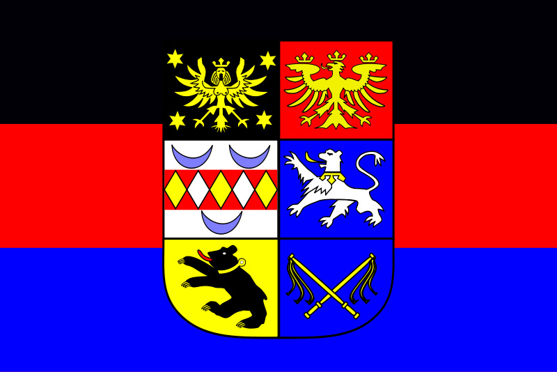 Ostfriesland-Flagge mit Wappen (Quelle: Wikipedia)