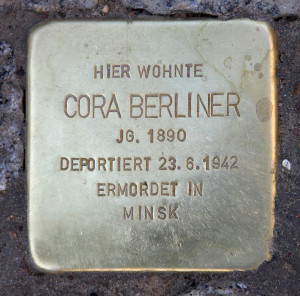 „Stolperstein Emser Str 37 (Wilmd) Cora Berliner“ von OTFW, Berlin - Selbst fotografiert. Lizenziert unter CC BY-SA 3.0 über Wikimedia Commons - http://commons.wikimedia.org/wiki/File:Stolperstein_Emser_Str_37_(Wilmd)_Cora_Berliner.jpg#mediaviewer/File:Stolperstein_Emser_Str_37_(Wilmd)_Cora_Berliner.jpg