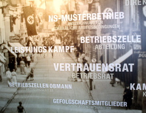 Zu Beginn der Ausstellung ist ein Foto des Neuen Wegs aus der Zeit des Nationalsozialismus zu sehen.